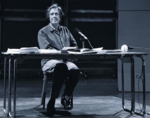 John Cage presso l'Università di Harvard, 1990. Fotografia di Betty Freeman. Con il permesso della John Cage Trust. 