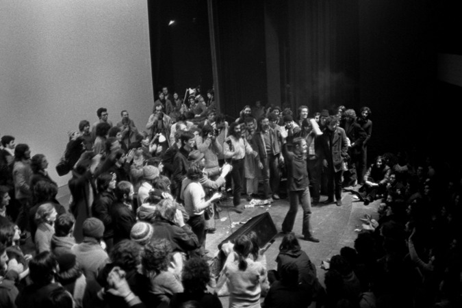 John Cage saluta il pubblico alla fine del concerto Empty Words di Milano (foto Lelli e Masotti)