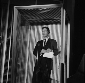 John Cage in cabina durante una puntata di Lascia o raddoppia (Archivio Studio di Fonologia Rai)