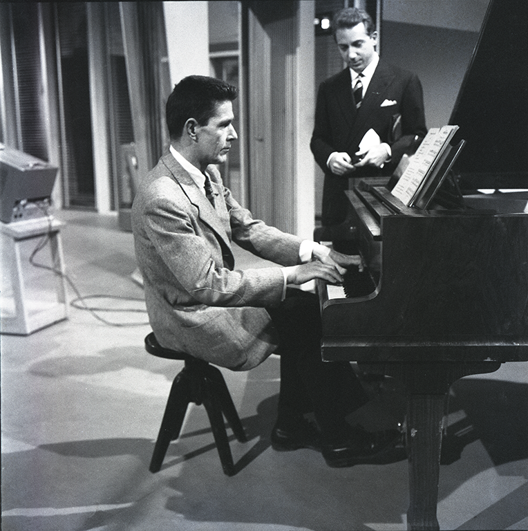 John Cage al pianoforte a Lascia o Raddoppia? (#1), 29 gennaio 1959 (Archivio Publifoto Intesa Sanpaolo)