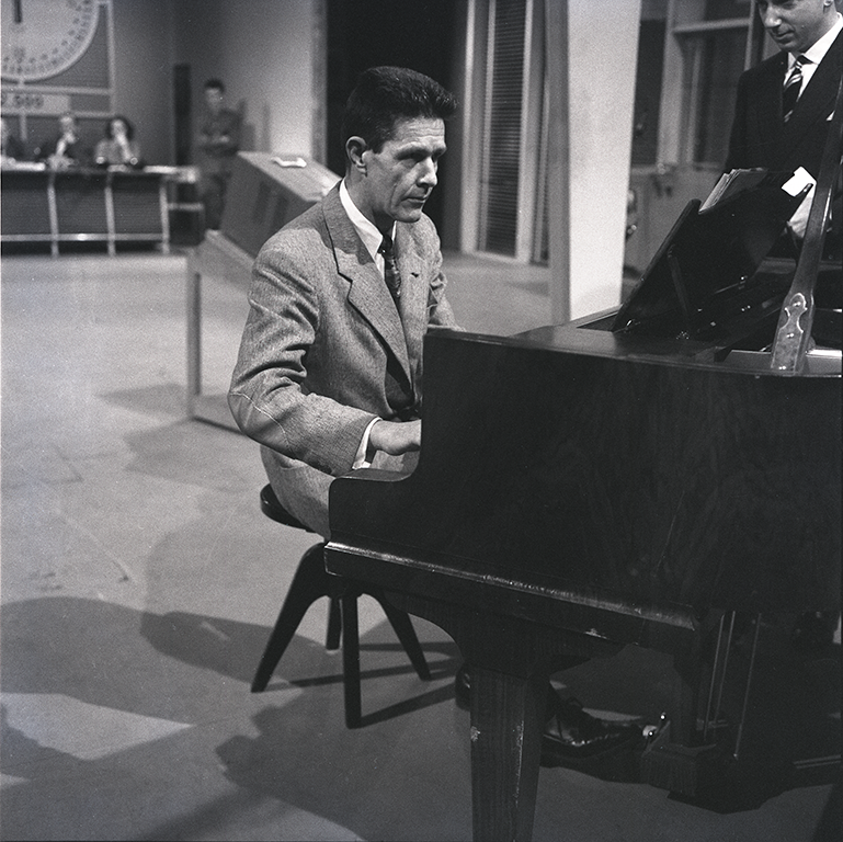 JJohn Cage behind the piano at Lascia o Raddoppia? (#2), January 29, 1959 (Archivio Publifoto Intesa Sanpaolo)