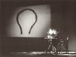 1977_john_cage_sul_palco2