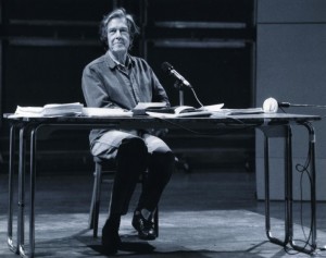 John Cage presso l'Università di Harvard, 1990. Fotografia di Betty Freeman. Con il permesso della John Cage Trust.
