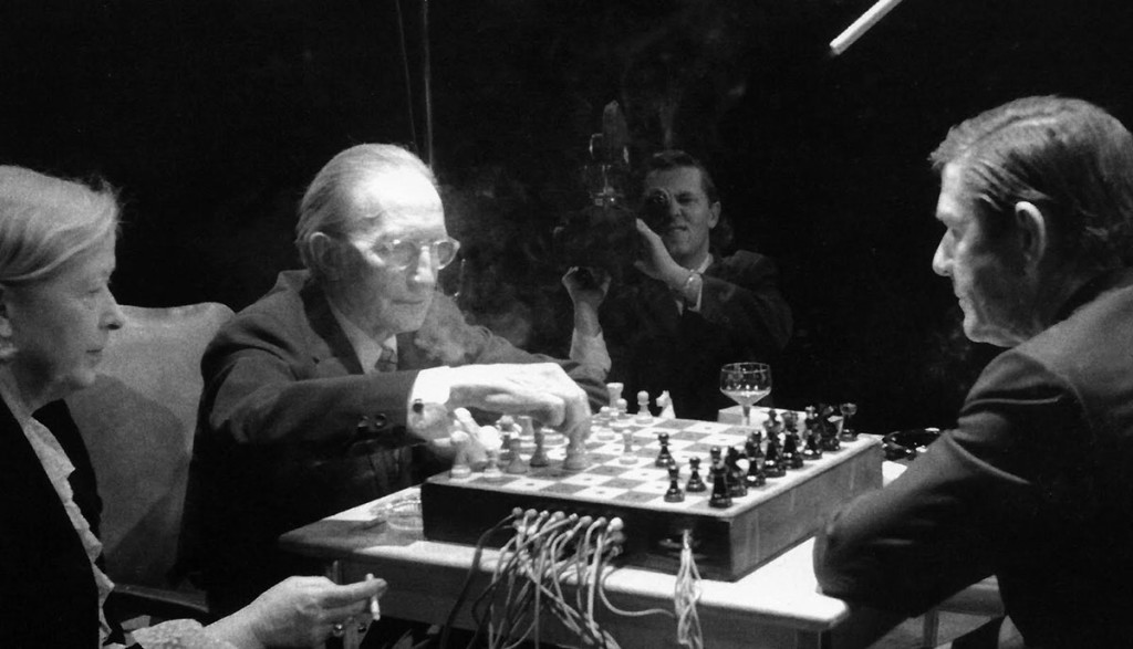 La partita a scacchi tra Marcel Duchamp (a sinistra) e John Cage sotto gli occhi della moglie dell'artista francese, Teeny.