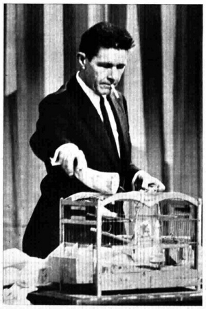 John Cage durante una sua performance (dal Radiocorriere-Tv n°9, 1-7 marzo 1959) 