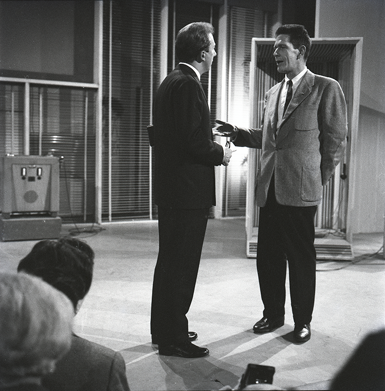 John Cage in studio con Mike Bongiorno a Lascia o Raddoppia? (#1), 29 gennaio 1959 (Archivio Publifoto Intesa Sanpaolo)