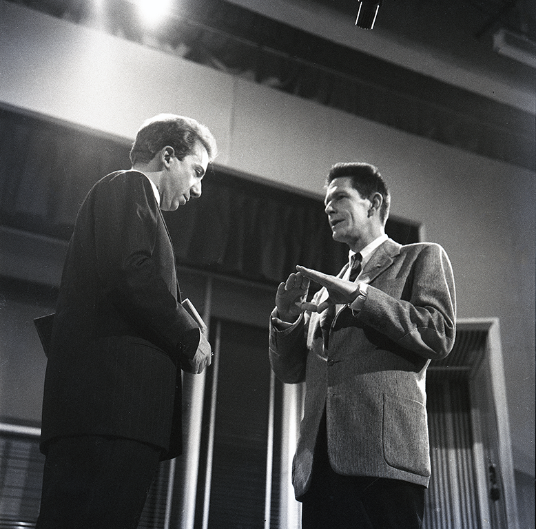 John Cage in studio con Mike Bongiorno a Lascia o Raddoppia? (#4), 29 gennaio 1959 (Archivio Publifoto Intesa Sanpaolo) John Cage in studio con Mike Bongiorno a Lascia o Raddoppia? (#2), 29 gennaio 1959 (Archivio Publifoto Intesa Sanpaolo)