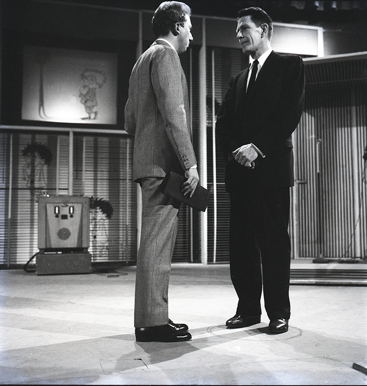 John Cage in the studio with Mike Bongiorno at Lascia o Raddoppia? (#5), February 26, 1959 (Archivio Publifoto Intesa Sanpaolo)