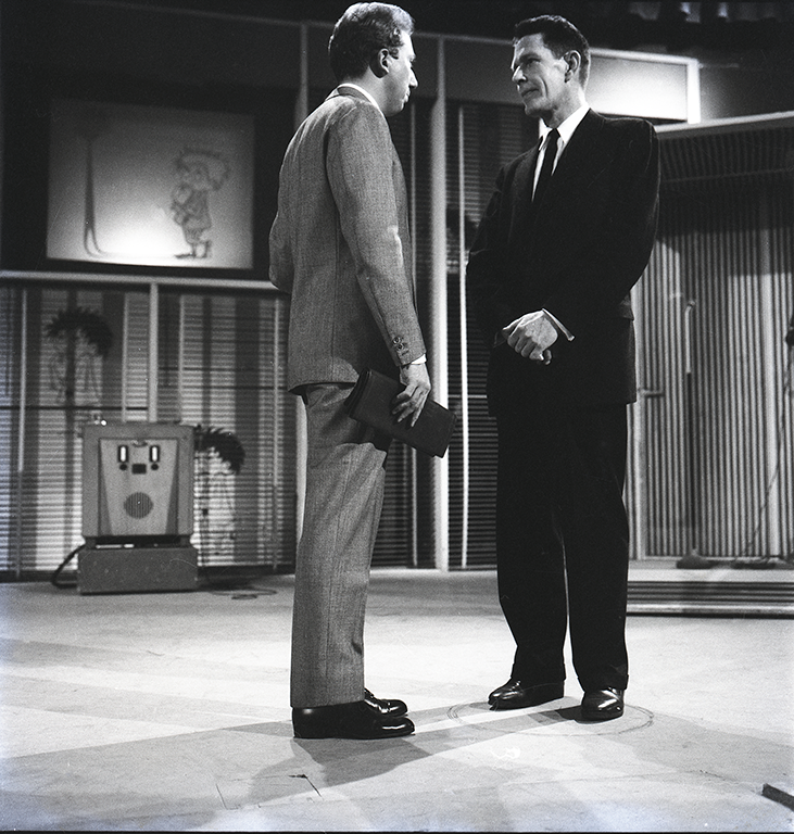 John Cage in studio con Mike Bongiorno a Lascia o Raddoppia? (#5), 26 febbraio 1959 (Archivio Publifoto Intesa Sanpaolo) John Cage in studio con Mike Bongiorno a Lascia o Raddoppia? (#5), 26 febbraio 1959 (Archivio Publifoto Intesa Sanpaolo)