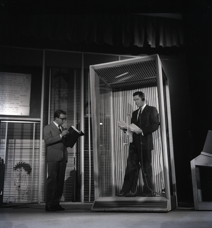 John Cage in cabina a Lascia o Raddoppia? (#6), 26 febbraio 1959 (Archivio Publifoto Intesa Sanpaolo)